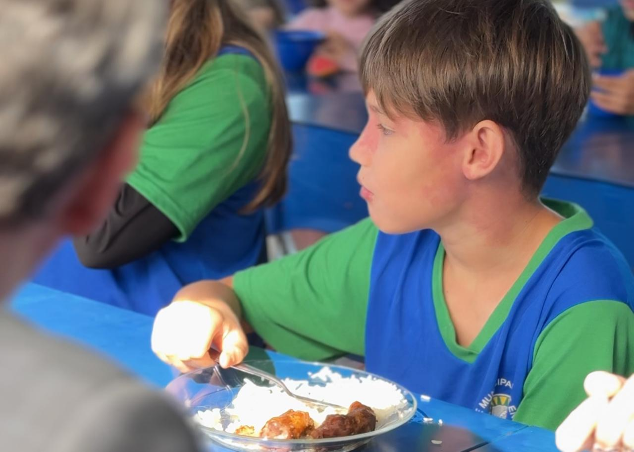 Na semana da Festa da Linguiça, Alunos da Rede Municipal de Maracaju saboreiam Linguiça de Maracaju em ação que une tradição e educação.