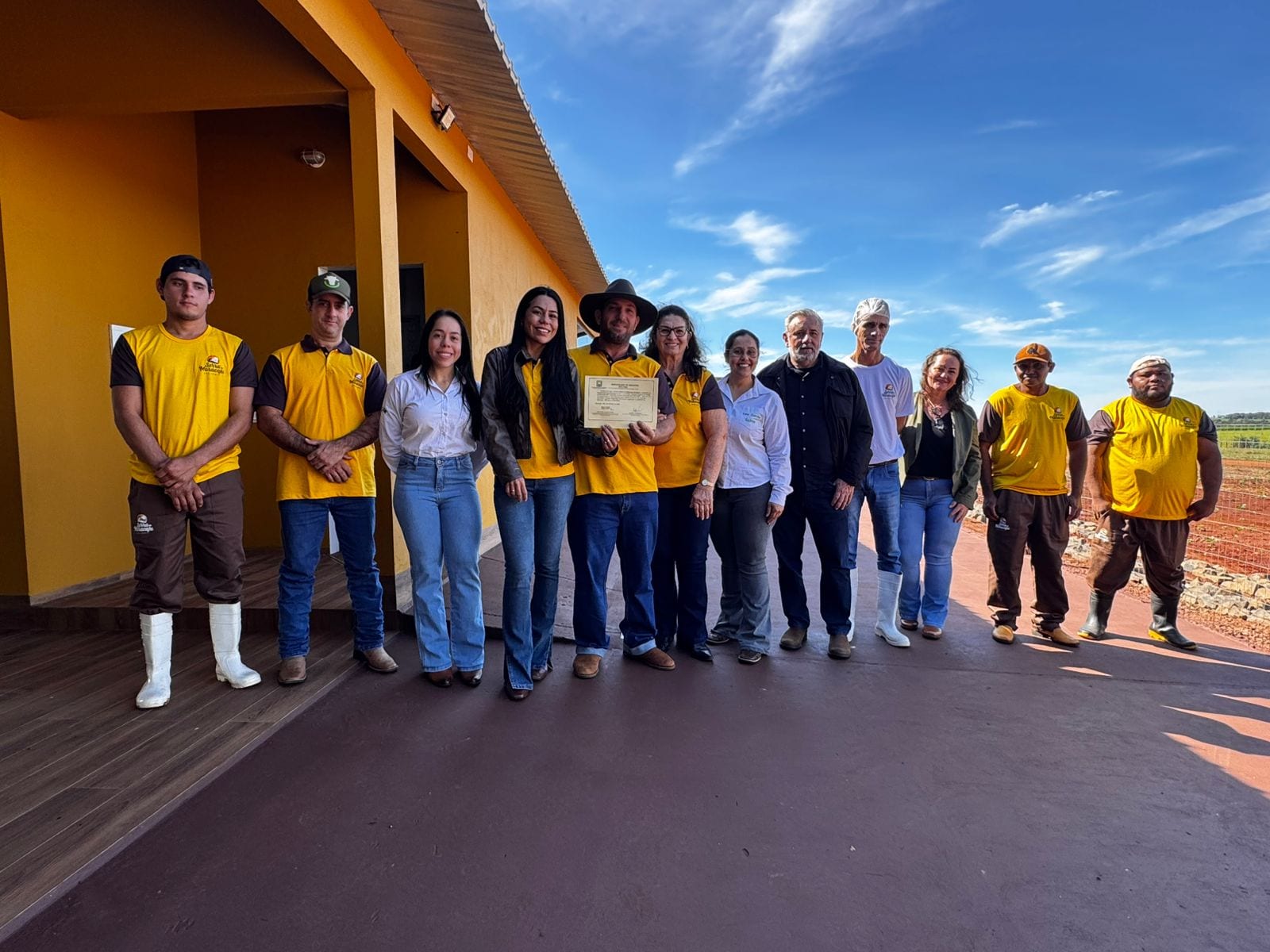 Prefeitura de Maracaju fortalece empreendedorismo rural com entrega de Selo de Inspeção Municipal à queijaria.
