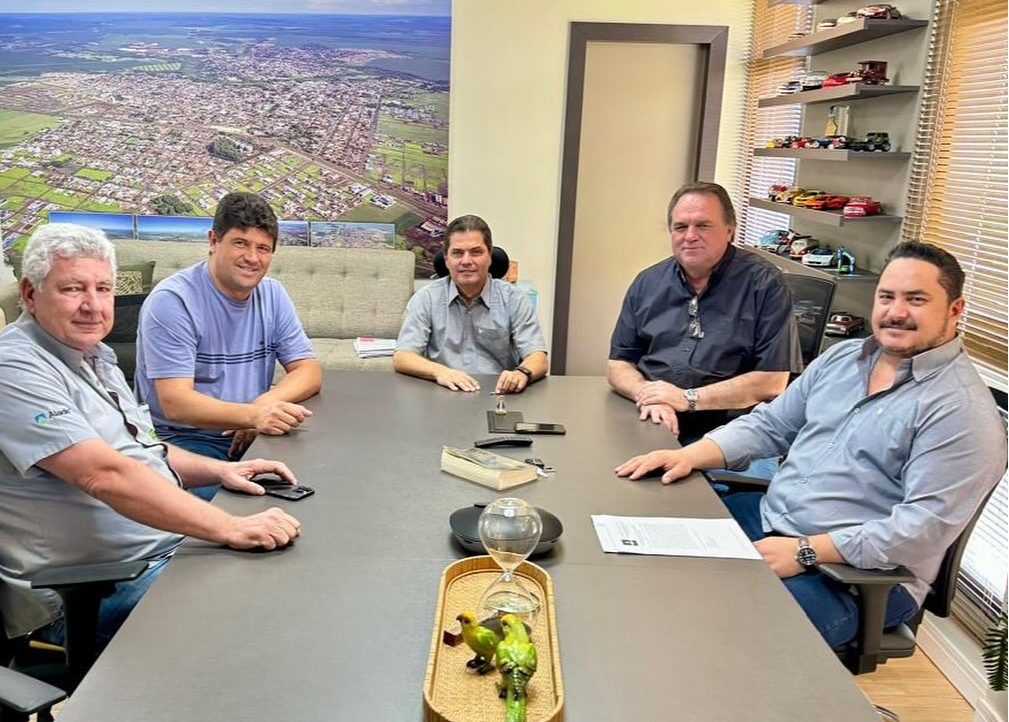 Prefeito e Vice-Prefeito de Maracaju recebem Prefeito Eleito de Sidrolândia para troca de experiências em gestão pública