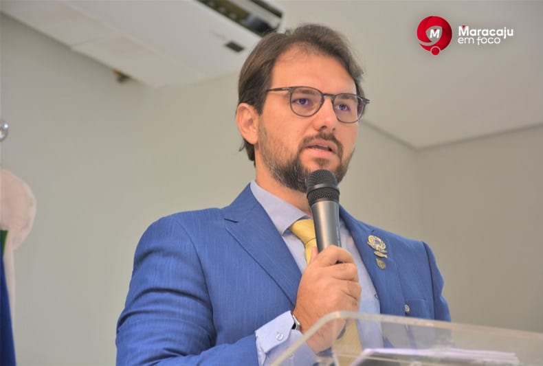 Vereador Diogo Frizzo cobra informações sobre entrega de uniformes escolares para alunos da Rede Municipal de Ensino.