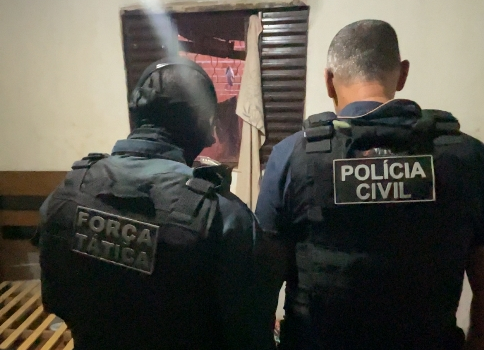 Operação conjunta entre Polícia Civil e Militar desarticula "casa bomba" em Maracaju.