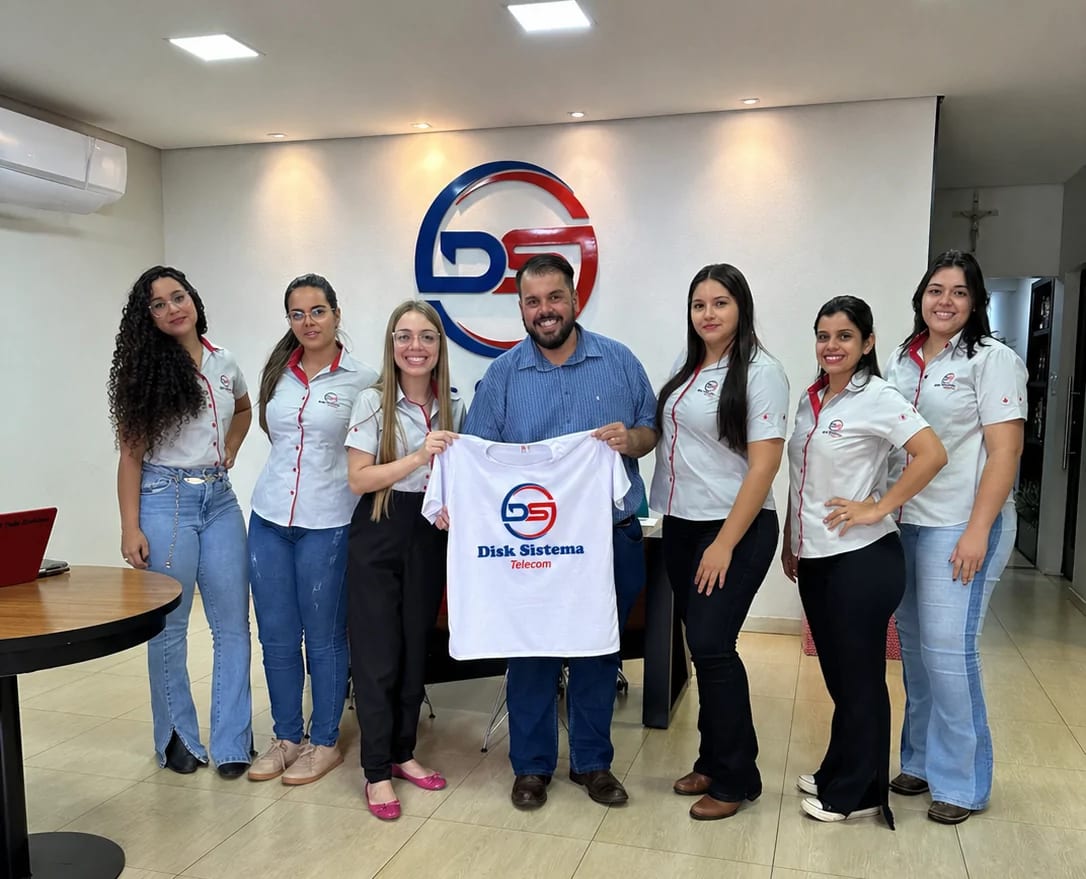 Conectividade e inclusão: Robert Ziemann homenageia Disk Sistema por internet na praça de Vista Alegre