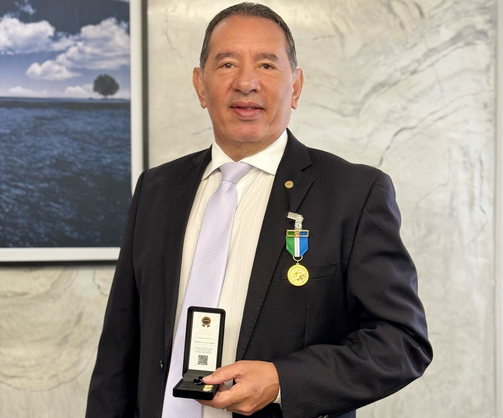 Gerson recebe homenagem da PM por trabalho no combate à violência doméstica