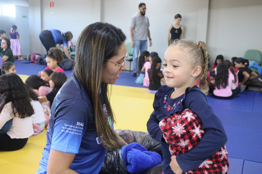 Com apoio do Governo do Estado, Instituto Pequeno Cidadão realiza entrega de mais de 500 cobertores para crianças do projeto