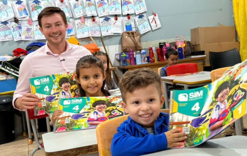 Prefeito Lucas Foroni anuncia investimento de 2,8 milhões em apostilas para mais de 5,5 mil alunos da Rede Municipal de Rio Brilhante.