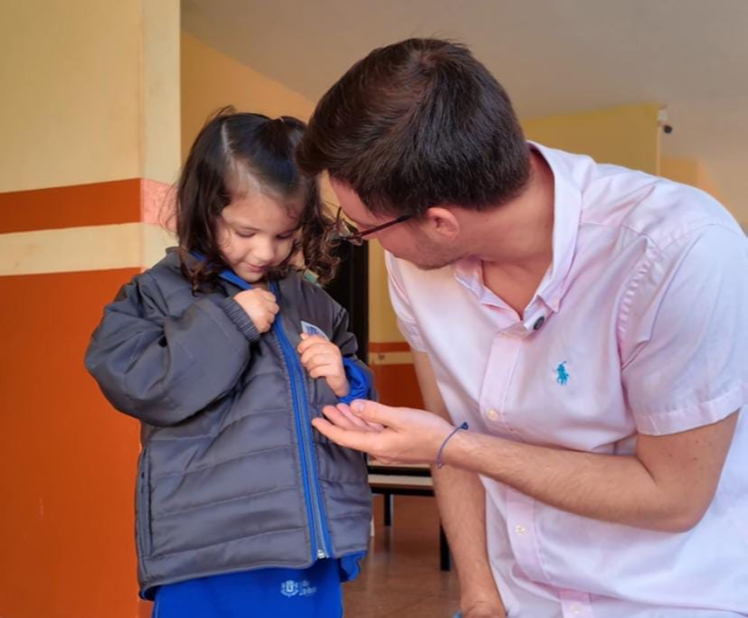 Gestão que aquece: Prefeito Lucas Foroni entrega mais de 6 mil kits de inverno a estudantes em Rio Brilhante.