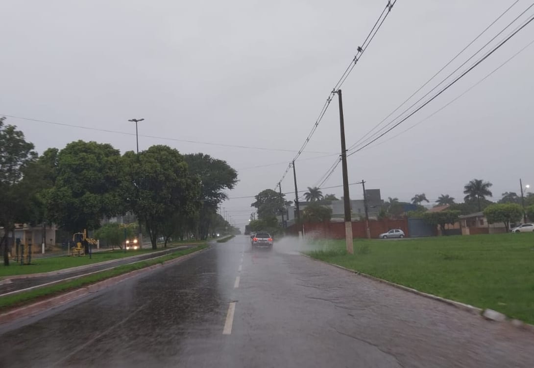 Frente fria muda o tempo e traz chuva com trovoadas neste sábado em Maracaju