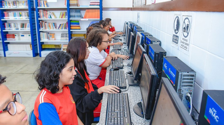 Mato Grosso do Sul supera 70% das escolas públicas conectadas e Brasil avança para universalizar internet na educação até 2026