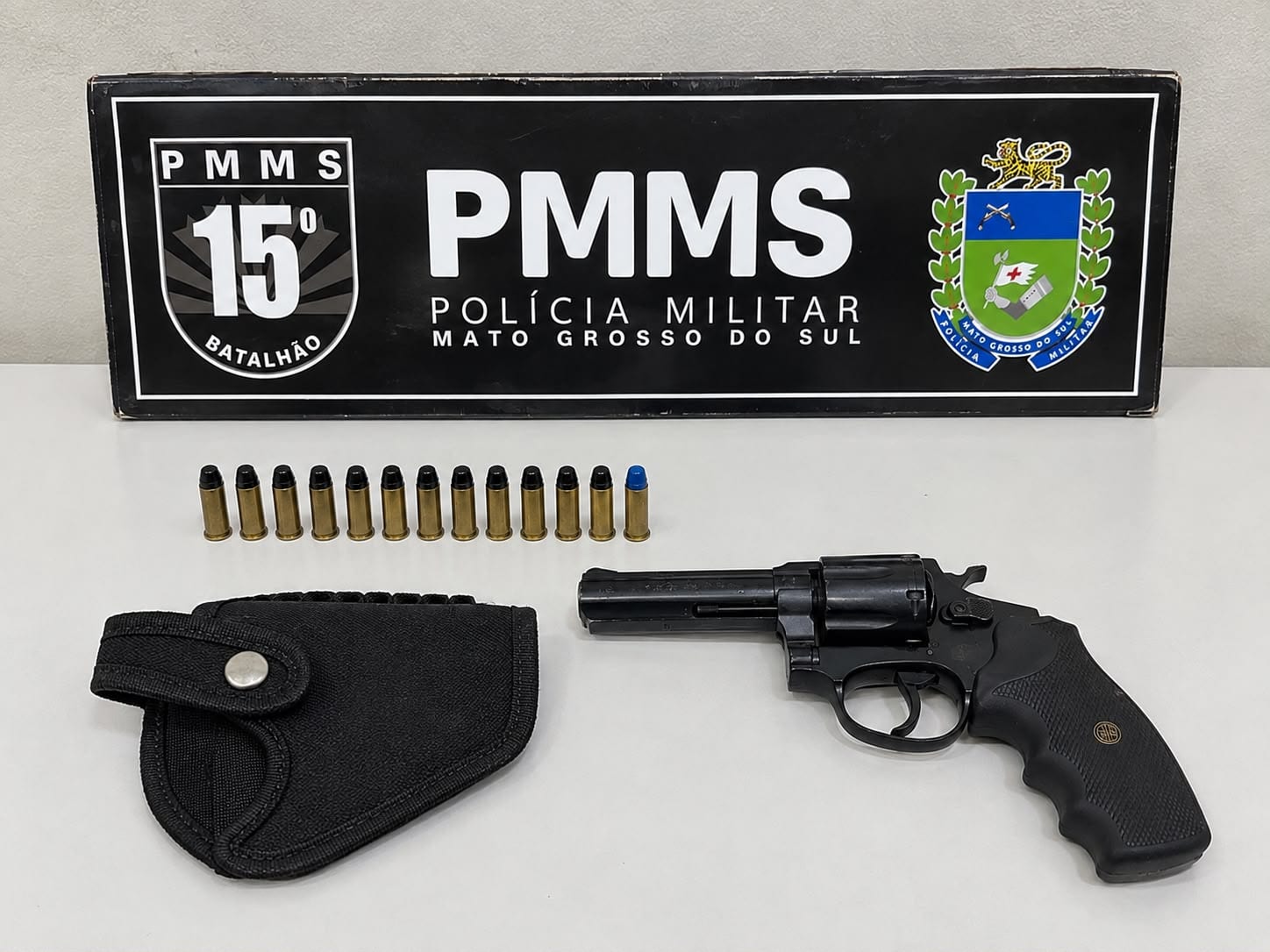 Polícia Militar prende homem por porte ilegal de arma de fogo durante abordagem em Maracaju.