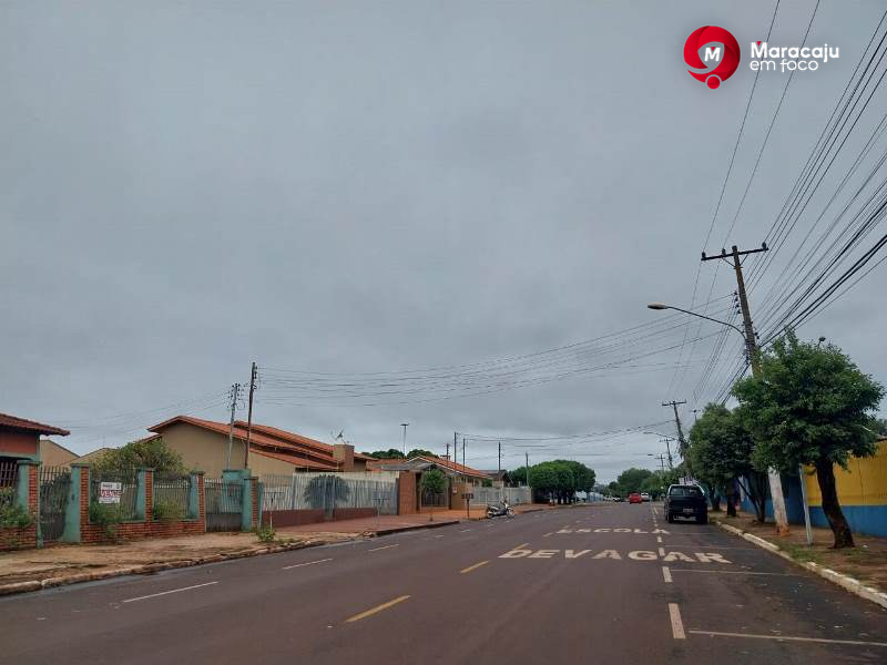 Céu parcialmente nublado, sem chuvas, com dia de temperatura amena e noite fresca.