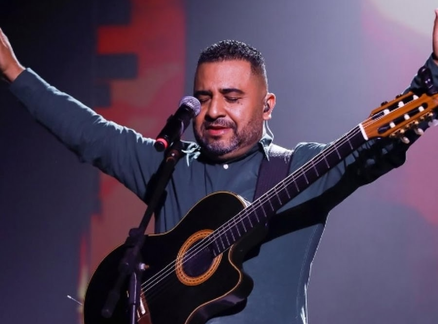 Fé em cena: Juninho Cassimiro é a grande atração da noite deste domingo da Expomara 2025.