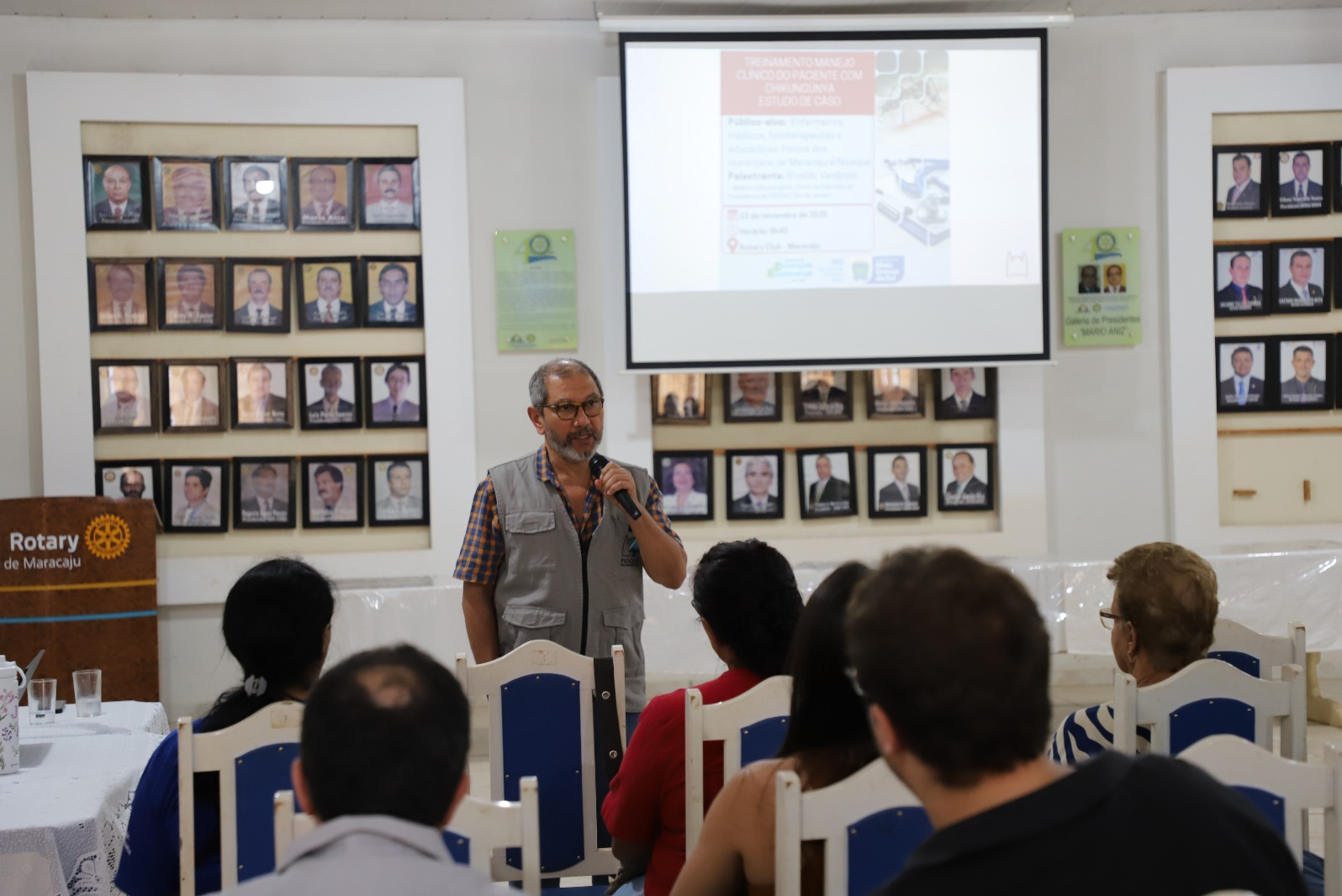 Profissionais de Saúde de Maracaju participam de treinamento sobre Manejo Clínico da Chikungunya com especialista da Fiocruz.