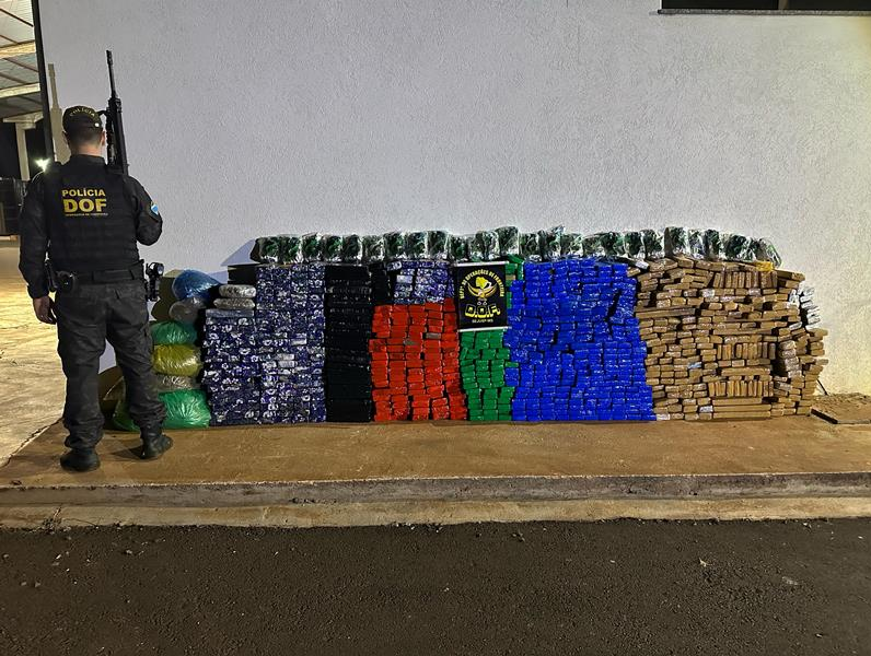 DOF apreende mais de 900 quilos de drogas em veículo colidido em marquise de ponte em Maracaju.