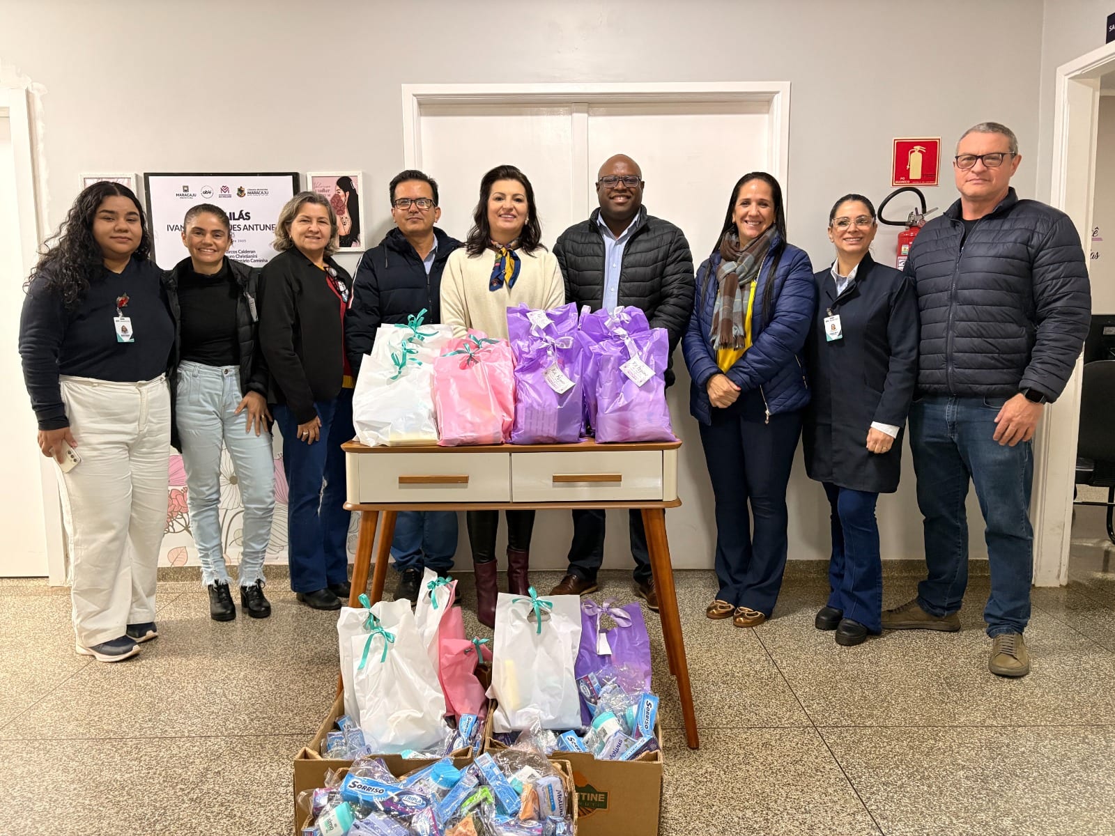 FAC e Primeira-Dama entregam 100 kits de higiene ao Hospital Soriano Corrêa da Silva para acolher pacientes em situação de vulnerabilidade.