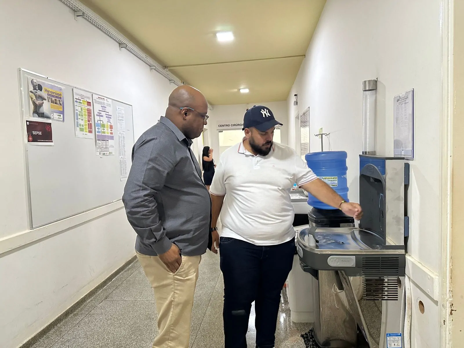 Robert Ziemann garante melhorias no Hospital de Maracaju com novos bebedouros para conforto da população