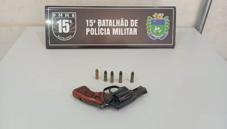Homem é preso por porte ilegal de arma de fogo em comércio de Maracaju 
