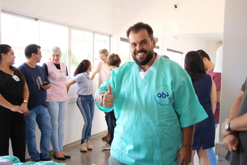 Vereador Robert Ziemann celebra entrega de uniformes e bebedouros para Hospital de Maracaju
