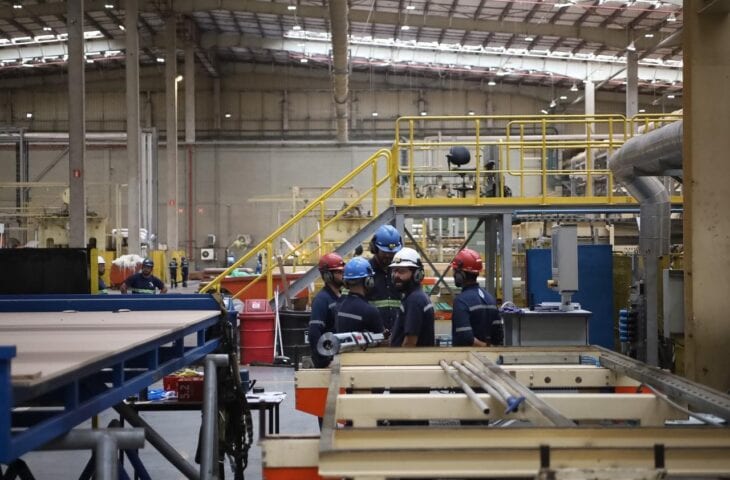 MS gerou 1.938 empregos formais no bimestre, com destaque para Construção e Serviços