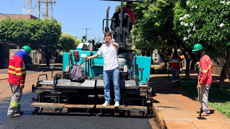 Prefeito Lucas Foroni acompanha os serviços de mais de R$ 3 milhões em recapeamento em Rio Brilhante.