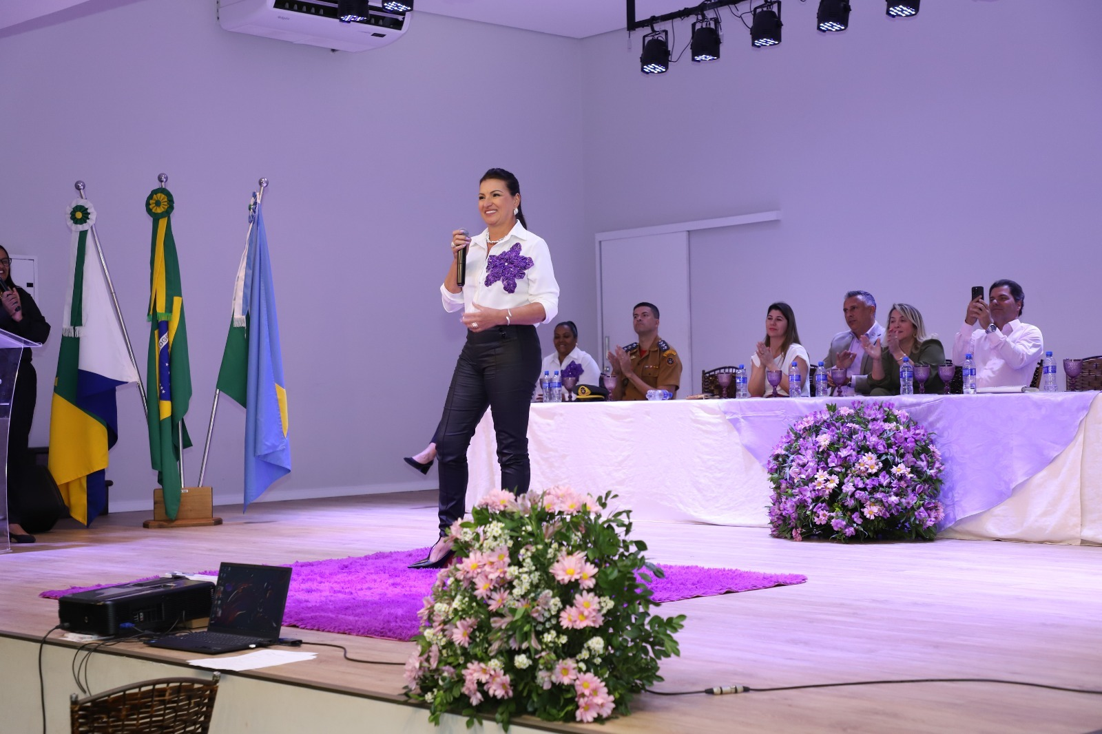 Maracaju realiza solenidade do Agosto Lilás com homenagens, depoimentos e lançamento do Programa Maria da Penha na Escola