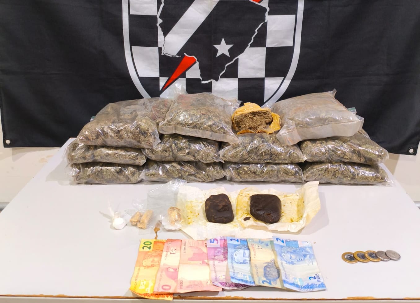 Força Tática prende mulher de 24 anos por tráfico de drogas em ponto conhecido por venda de entorpecentes em Maracaju