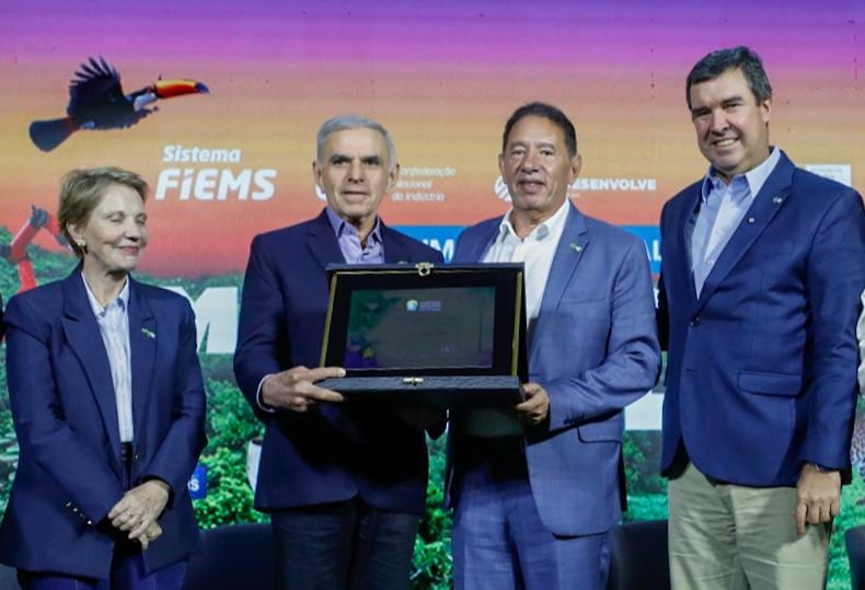Gerson participa de encontro da indústria e entrega título de cidadão sul-mato-grossense ao fundador da Inpasa