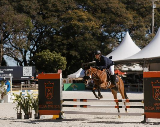 Atleta de Maracaju, Izabela Bazzana Dias brilha no Campeonato Brasileiro de Hipismo e conquista três ouros em Brasília