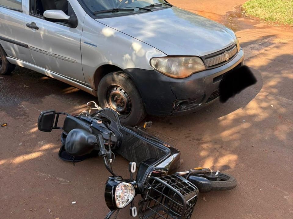 Acidente de trânsito deixa jovem ferida em cruzamento de Maracaju