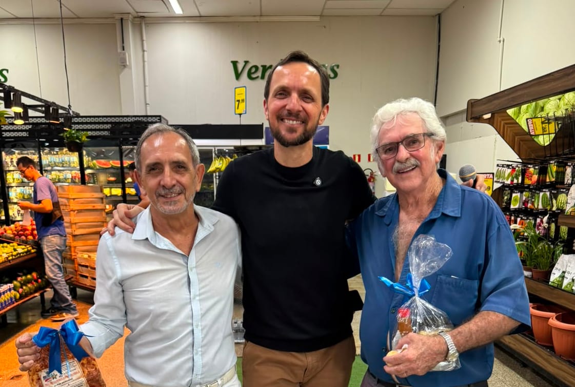 Em alusão do Dia dos Pais, Supermercado Estrela realiza brincadeira "Chute ao Gol" e premia pais de Maracaju.
