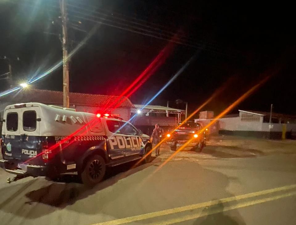Homem de 50 anos é detido após fugir durante cumprimento de mandado judicial e causar danos em viatura em Maracaju