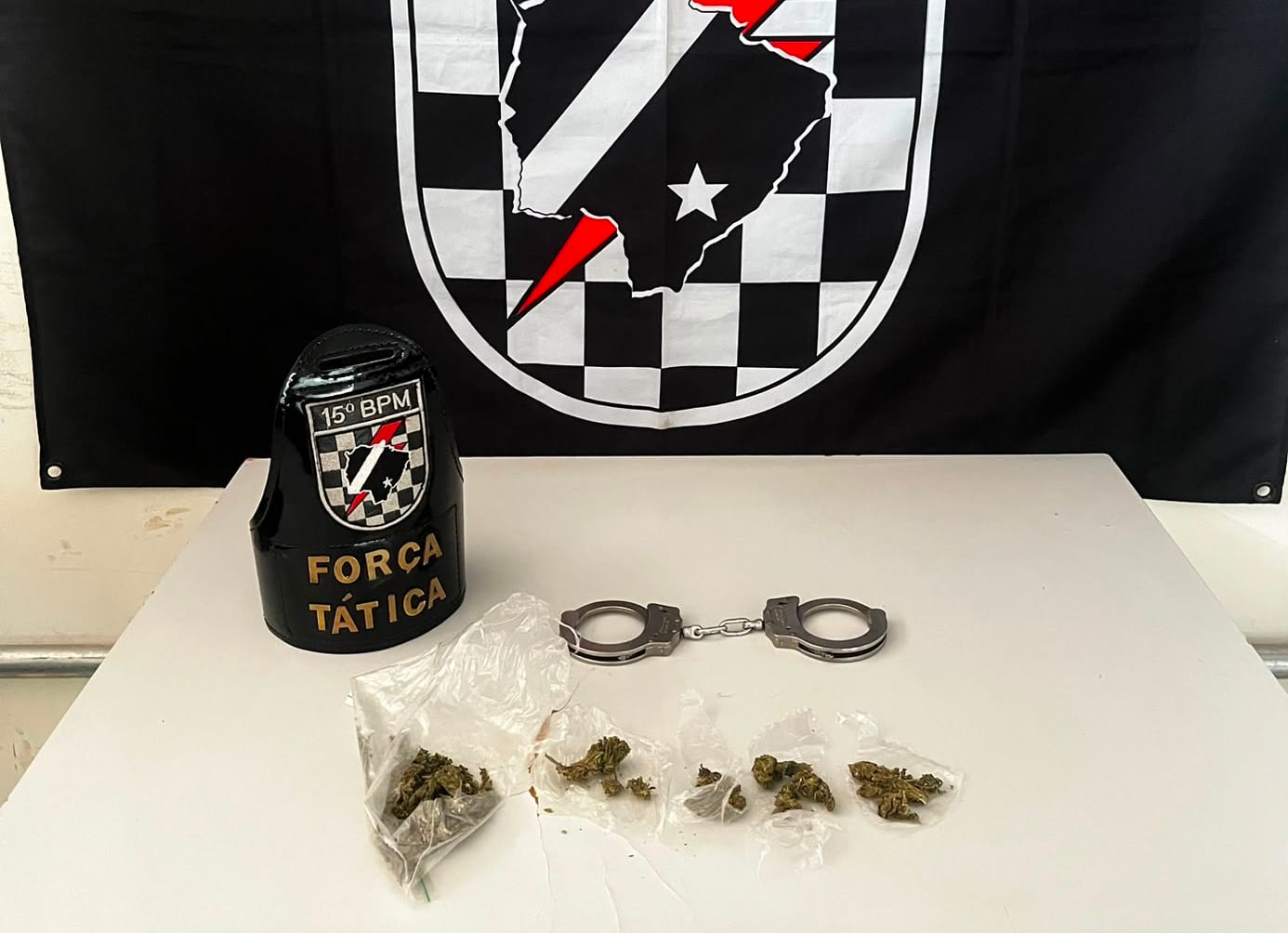 Força Tática prende homem com mandado de prisão em aberto e apreende drogas em Maracaju