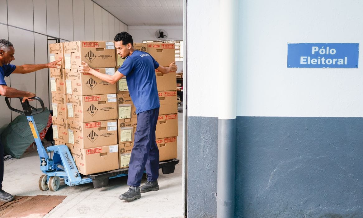 Saiba quais situações permitem acompanhante na cabine de votação