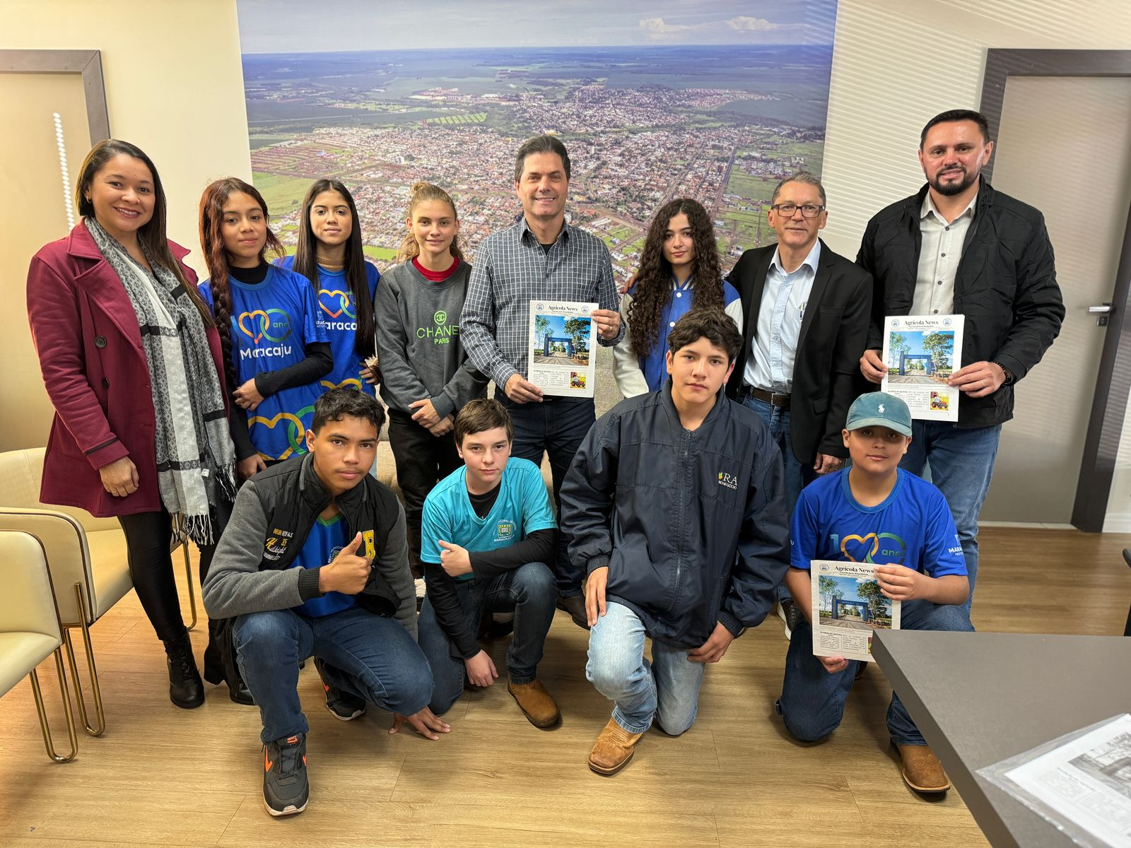 Prefeito Marcos Calderan recebe alunos e professor da Escola Agrícola para entrega de livro e jornal estudantil