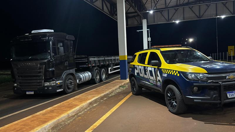 Polícia Militar Rodoviária de Maracaju recupera carreta roubada em outro estado, e motorista é libertado após cárcere privado.