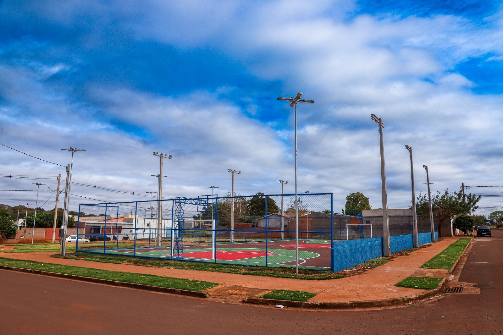 Reforma garante mais segurança e lazer na Praça e Quadra de Esportes do Bairro Árvore do Cerrado.