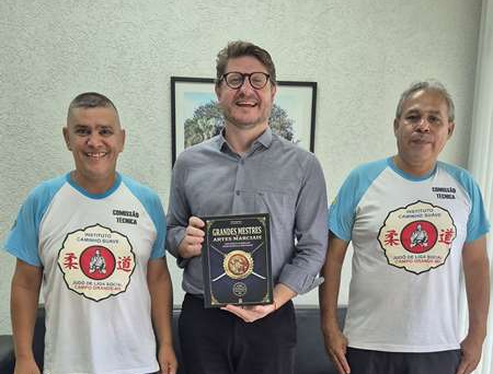 Sensei Cleber dos Santos Pereira entrega livro Grandes Mestres ao Secretário de Administração de MS