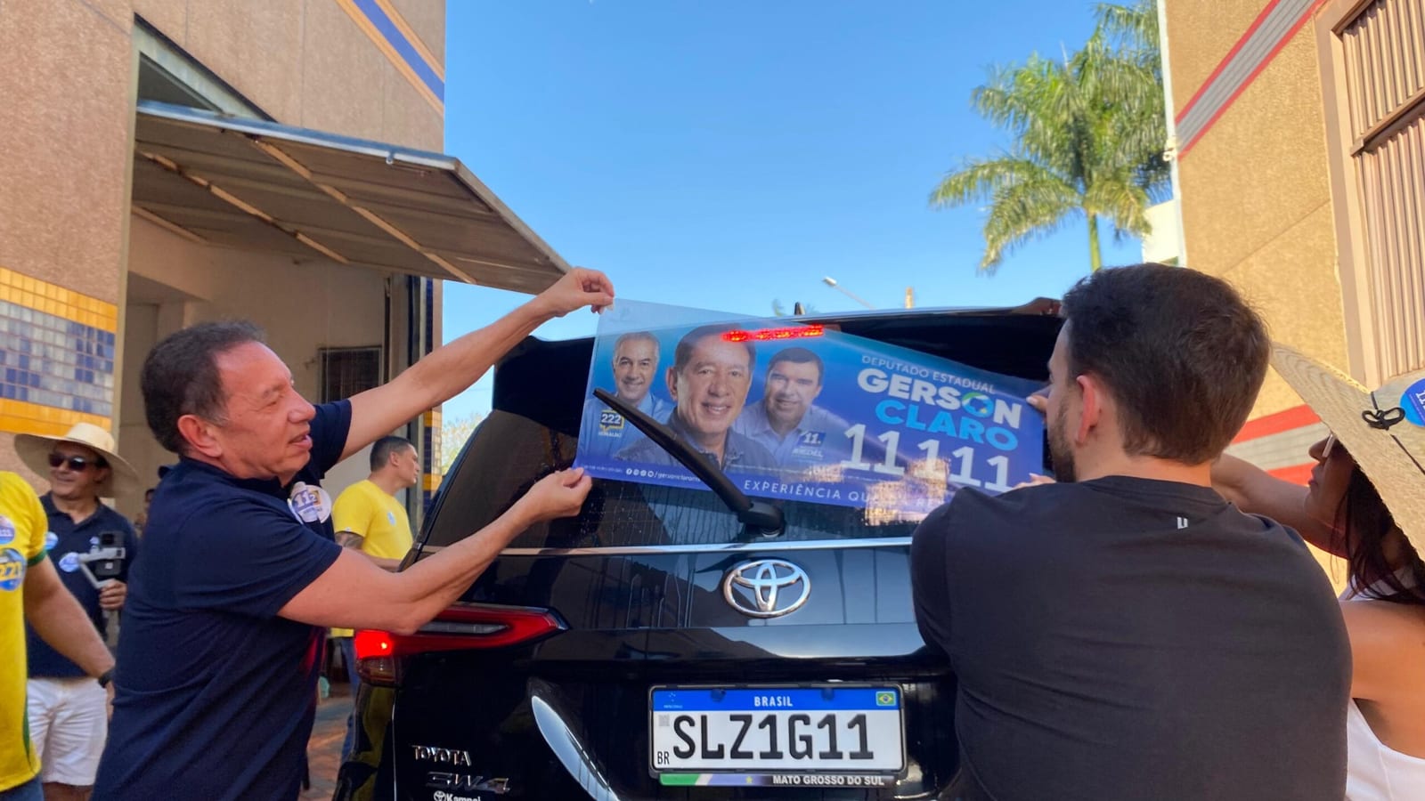 Com adesivaço, Gerson Claro inicia campanha à reeleição destacando experiência e resultados