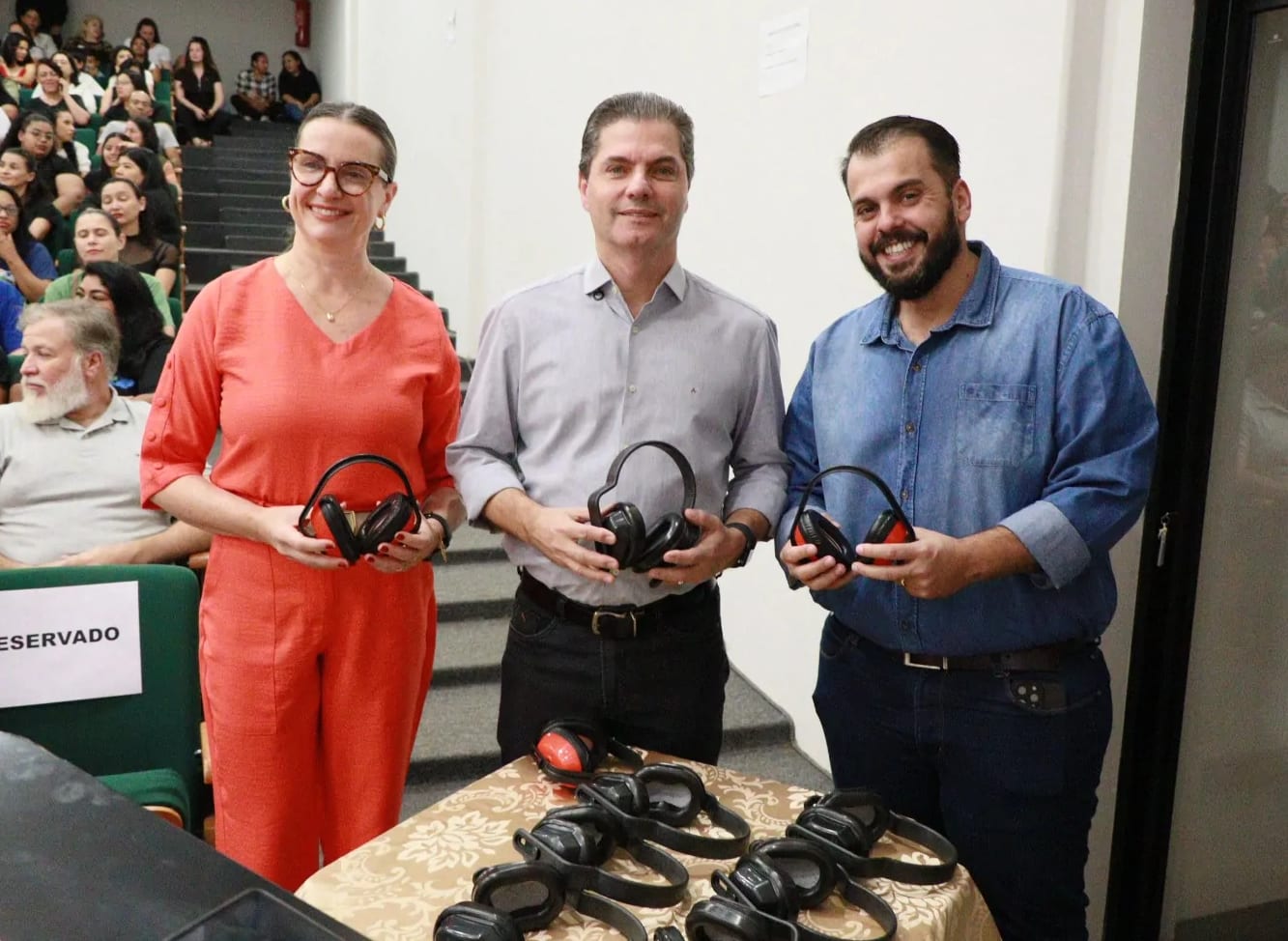 Robert Ziemann destaca concretização de lei de sua autoria com entrega de protetores auriculares a crianças autistas