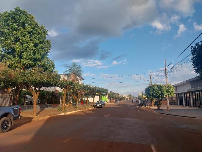 Frente fria rompe bloqueio atmosférico e traz tempestades para Maracaju nesta quinta-feira.