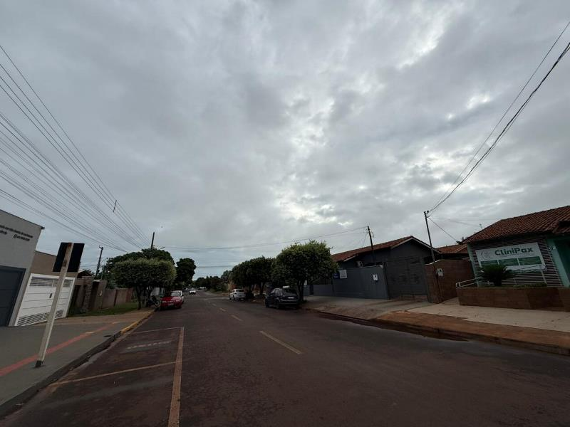 Clima ameno com pancadas rápidas de chuva ao longo do dia e à noite em Maracaju.