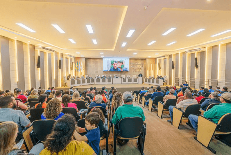 Plenário lotado marca sessão da Câmara de Rio Brilhante com homenagens e protestos durante a votação de projetos
