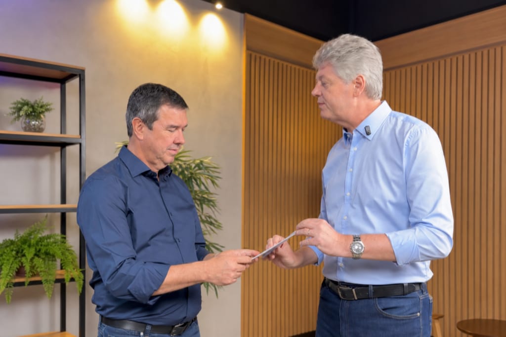 Jaime Verruck entrega “Plano de Ação Parlamentar 2027-2030” a Eduardo Riedel