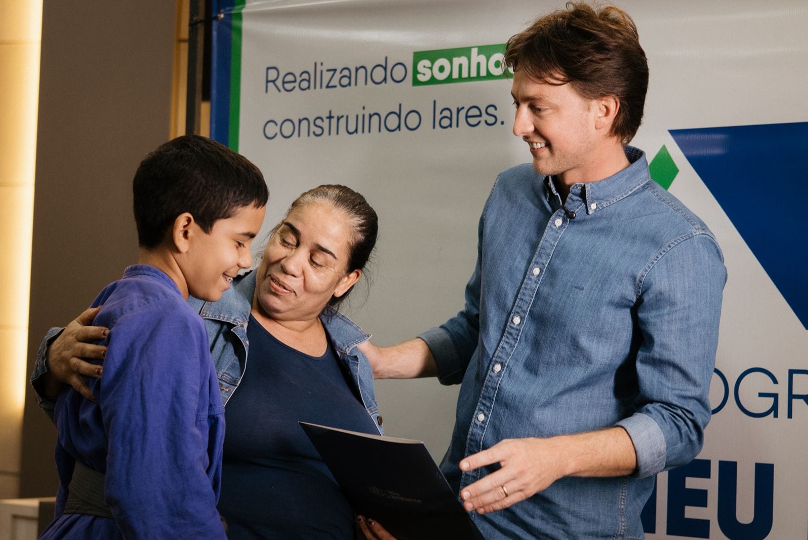Lucas Foroni celebra a entrega de 70 títulos de regularização fundiária em meio à emoção de moradores de Rio Brilhante