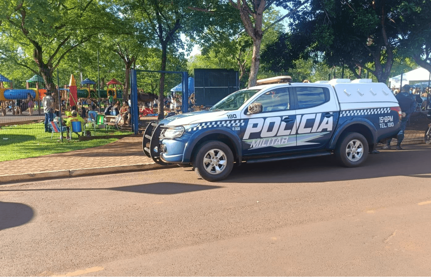 Homem é encaminhado à delegacia após denúncia de comportamento suspeito com criança em evento infantil