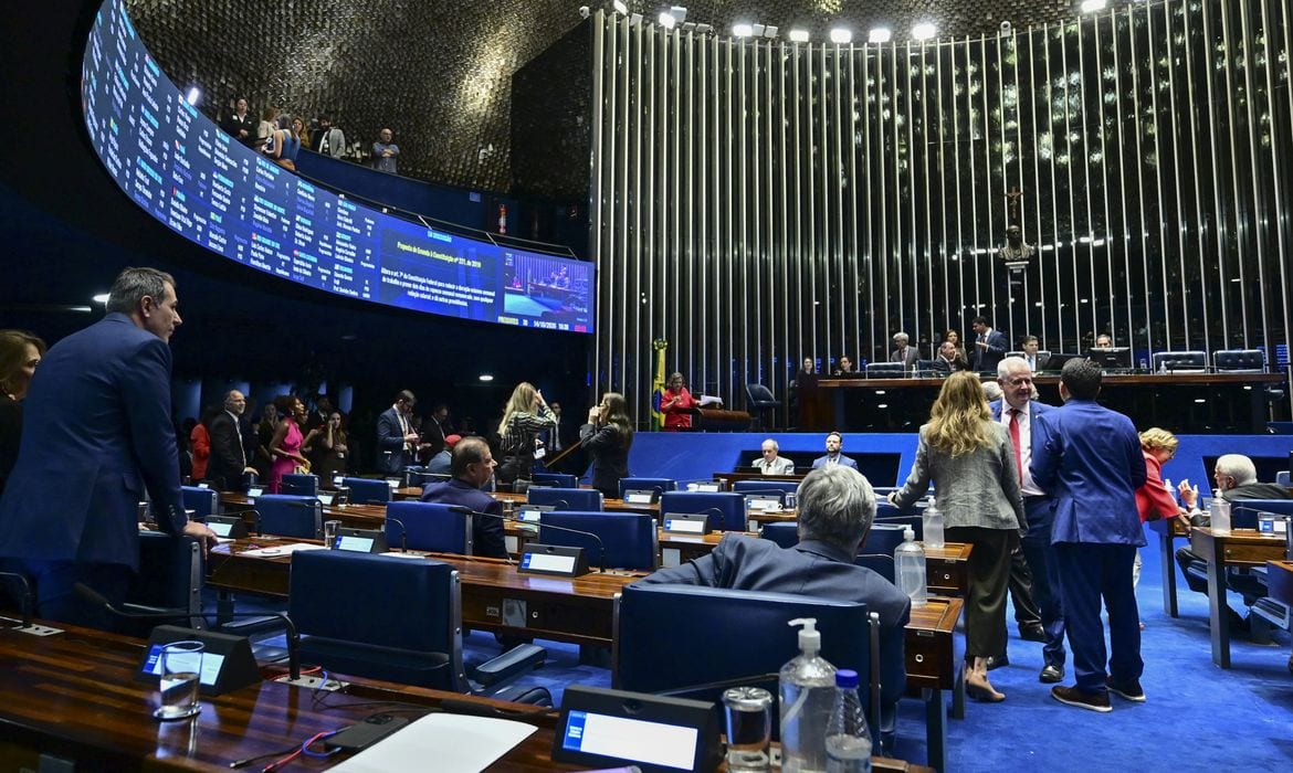 Senado aprova fim da escala 6x1 e redução da jornada de trabalho