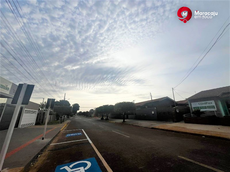 Maracaju amanhece sob céu encoberto e calor constante neste sábado