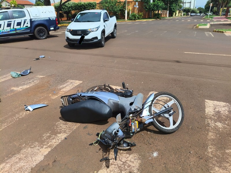 Colisão lateral entre carro e motocicleta deixa mulher ferida em Maracaju
