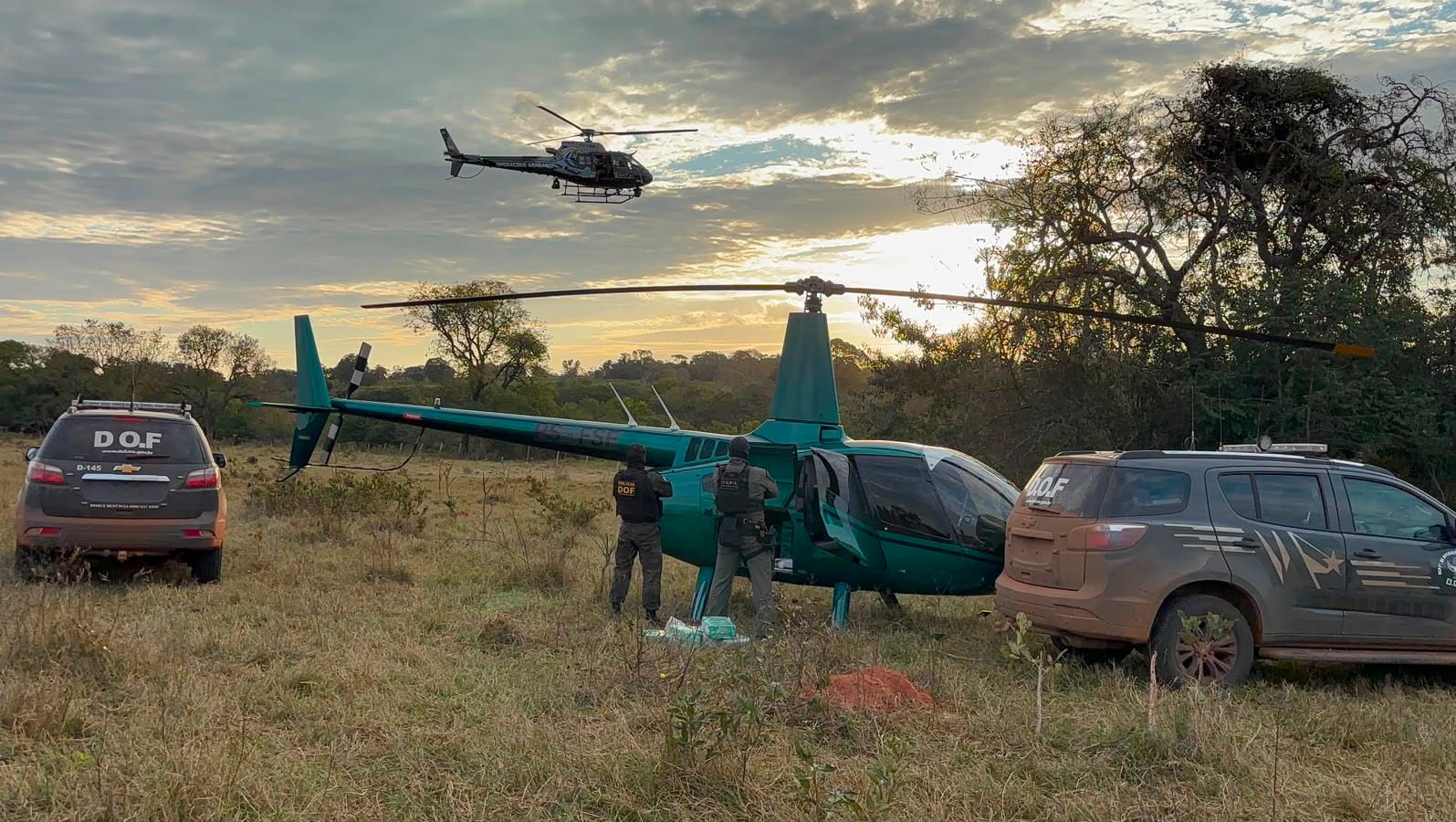 Com câmera de alta resolução e acompanhamento aéreo iniciado em Maracaju, DOF e CGPA interceptam helicóptero com quase 350 quilos de cocaína.
