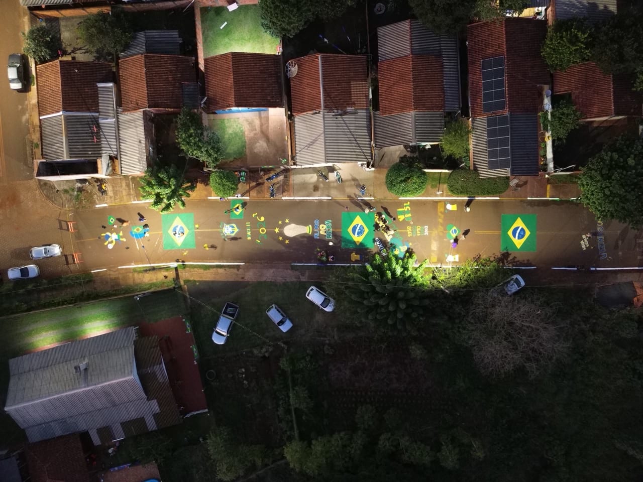 Maracaju: Moradores da Rua Zebulândia se unem e transformam rua em cenário verde e amarelo para apoiar a Seleção Brasileira