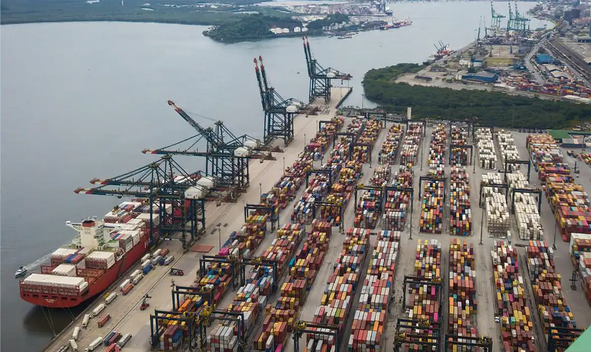 Tarifaço sobre parte de exportações brasileiras entra em vigor nesta quarta-feira.